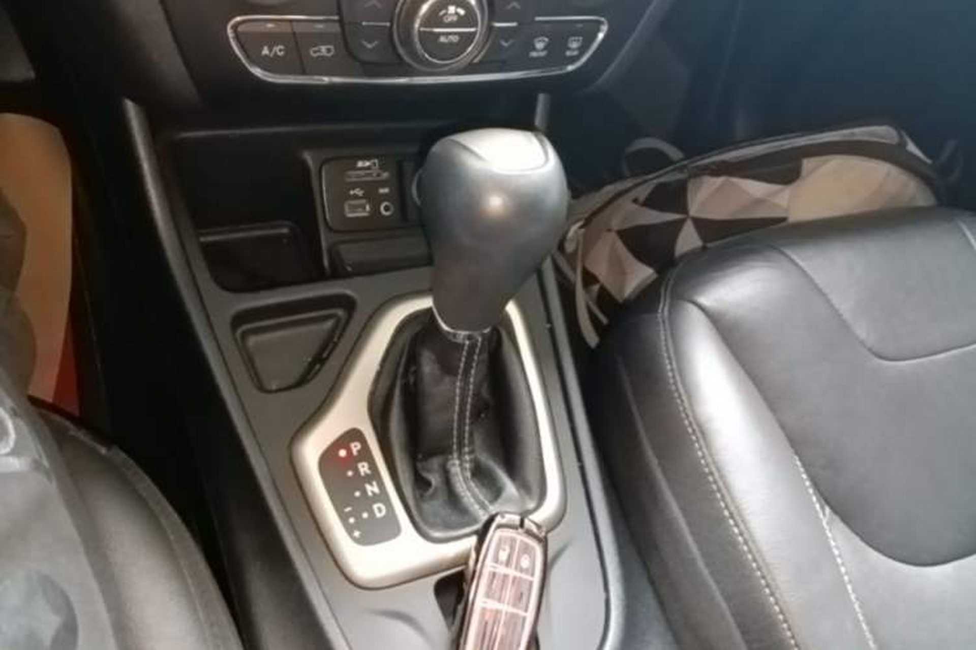 Used Jeep Cherokee 2016 2.0L Superior Edition Gear Lever