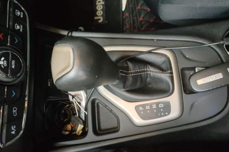 Used Jeep Cherokee 2016 2.0L Superior Edition Gear Lever