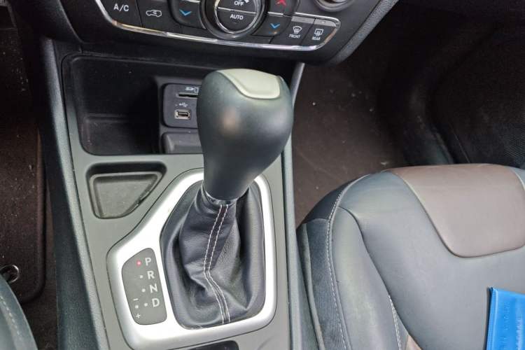 Used Jeep Cherokee 2016 2.4L Leading Edition Gear Lever
