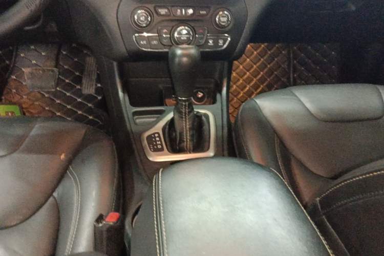 Used Jeep Cherokee 2016 2.4L Leading Edition Gear Lever