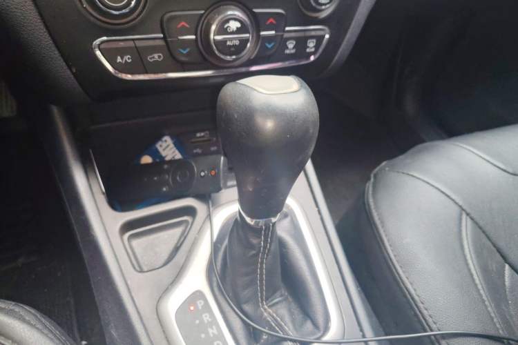 Used Jeep Cherokee 2016 2.4L Leading Edition Gear Lever