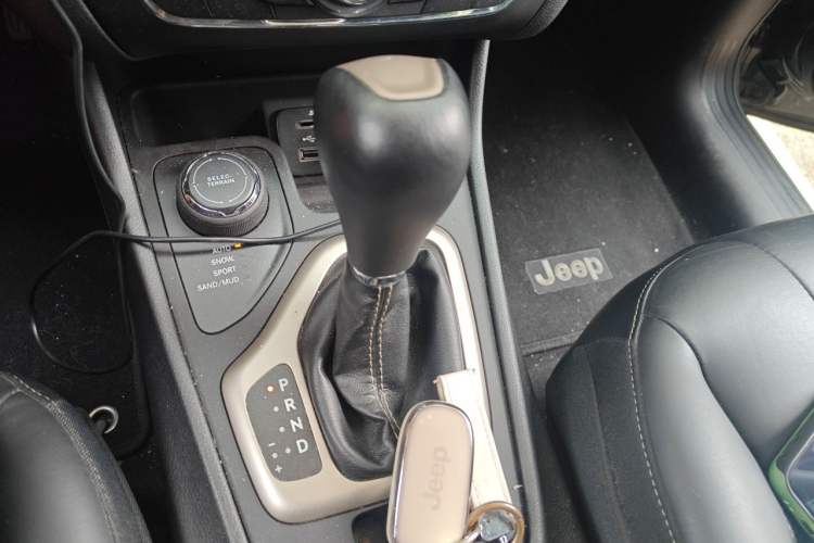 Used Jeep Cherokee 2016 2.4L Professional Smart Version Gear Lever