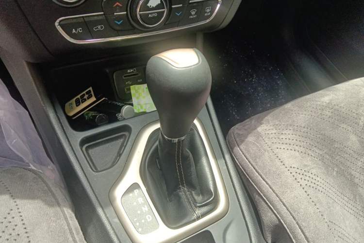Used Jeep Cherokee 2016 2.4L Leading Edition Gear Lever