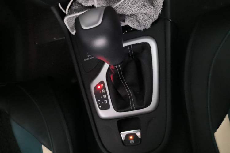 Used Jeep Cherokee 2016 2.4L Professional Smart Version Gear Lever