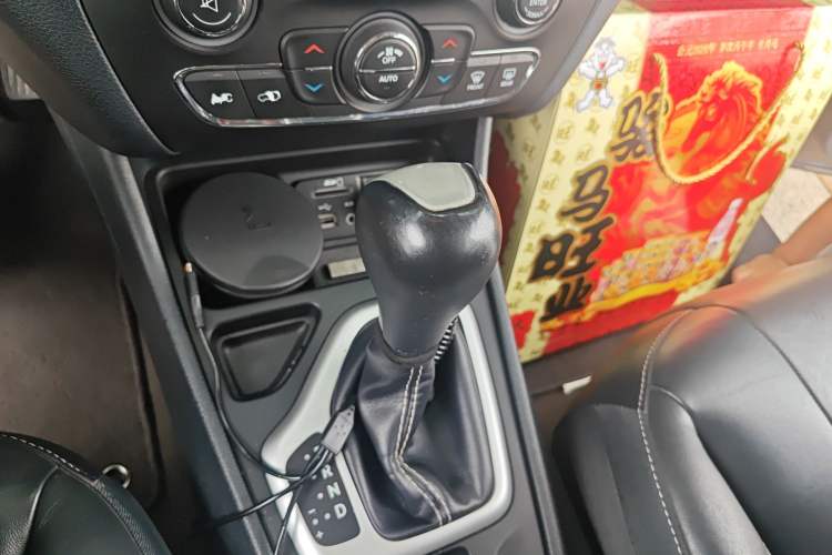 Used Jeep Cherokee 2016 2.4L Leading Edition Gear Lever