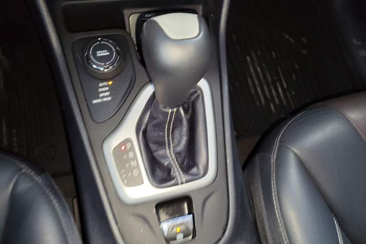 Used Jeep Cherokee 2016 2.4L Professional Edition Gear Lever