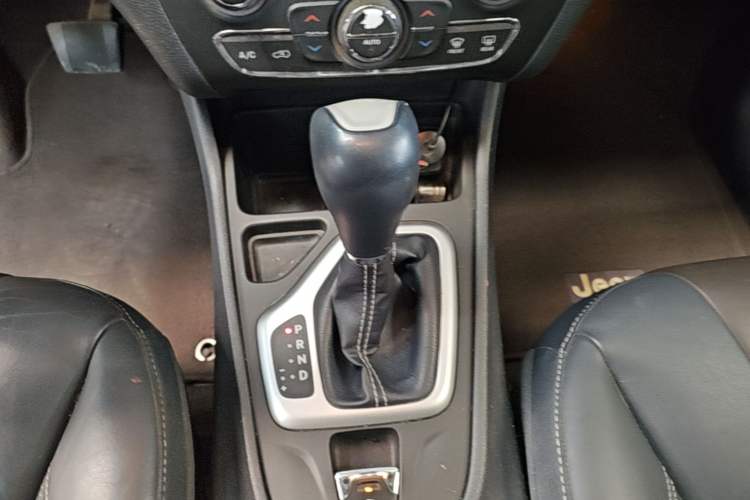 Used Jeep Cherokee 2016 2.4L Leading Edition Gear Lever