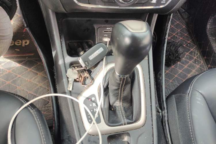 Used Jeep Cherokee 2016 2.4L Leading Edition Gear Lever