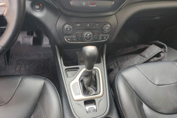 Used Jeep Cherokee 2016 2.0L Leading Edition Gear Lever
