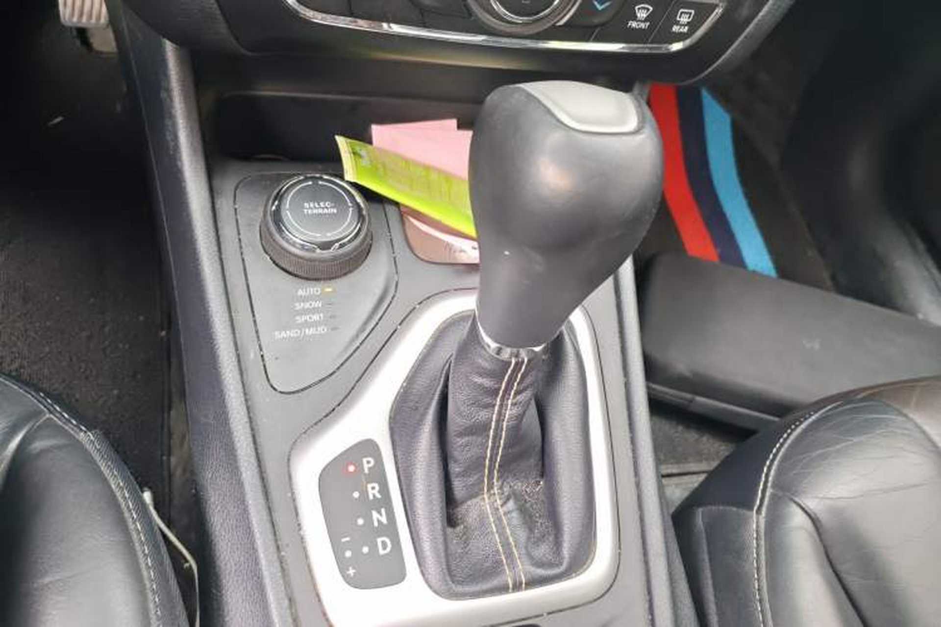 Used Jeep Cherokee 2016 2.4L Professional Smart Version Gear Lever