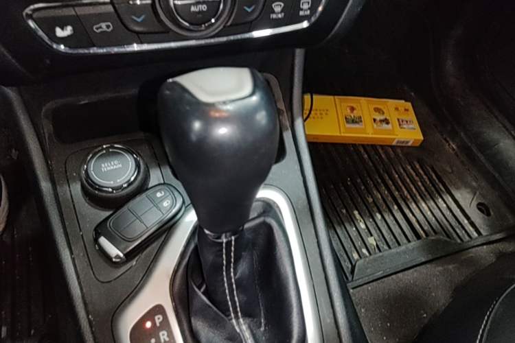 Used Jeep Cherokee 2016 2.4L Professional Smart Version Gear Lever