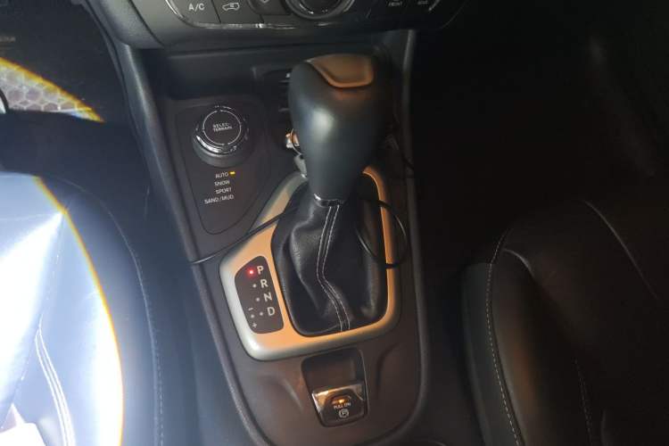 Used Jeep Cherokee 2016 2.4L Professional Smart Version Gear Lever
