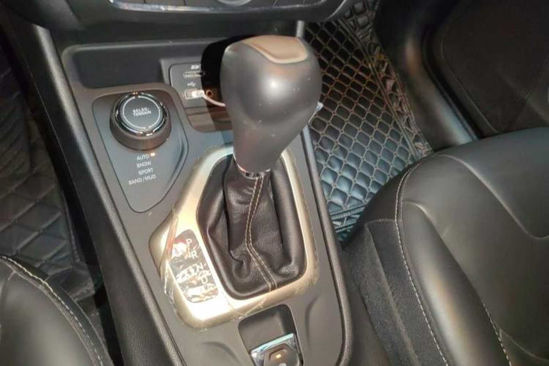 Used Jeep Cherokee 2016 2.4L Professional Edition Gear Lever