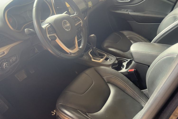 Used Jeep Cherokee 2016 2.4L Professional Edition Interior 1