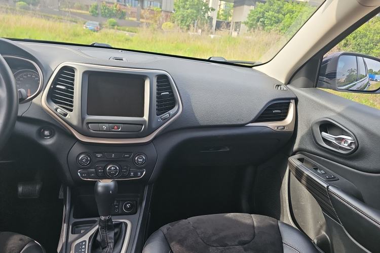 Used Jeep Cherokee 2016 2.0L Leading Edition Interior 1