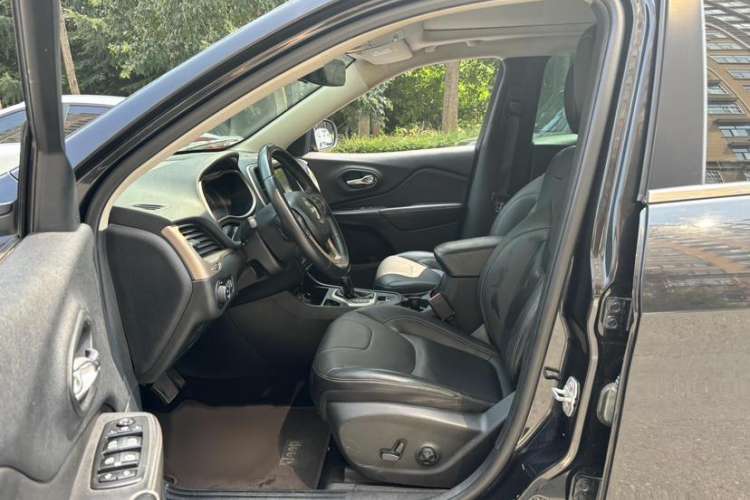 Used Jeep Cherokee 2016 2.0L Smart Version Interior 1