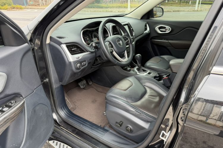 Used Jeep Cherokee 2016 2.4L Professional Edition Interior 1