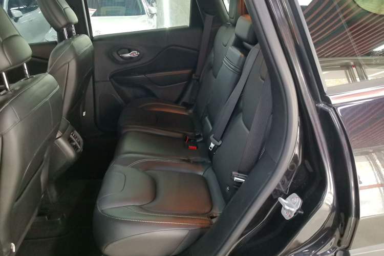 Used Jeep Cherokee 2016 2.4L Leading Edition Interior 1