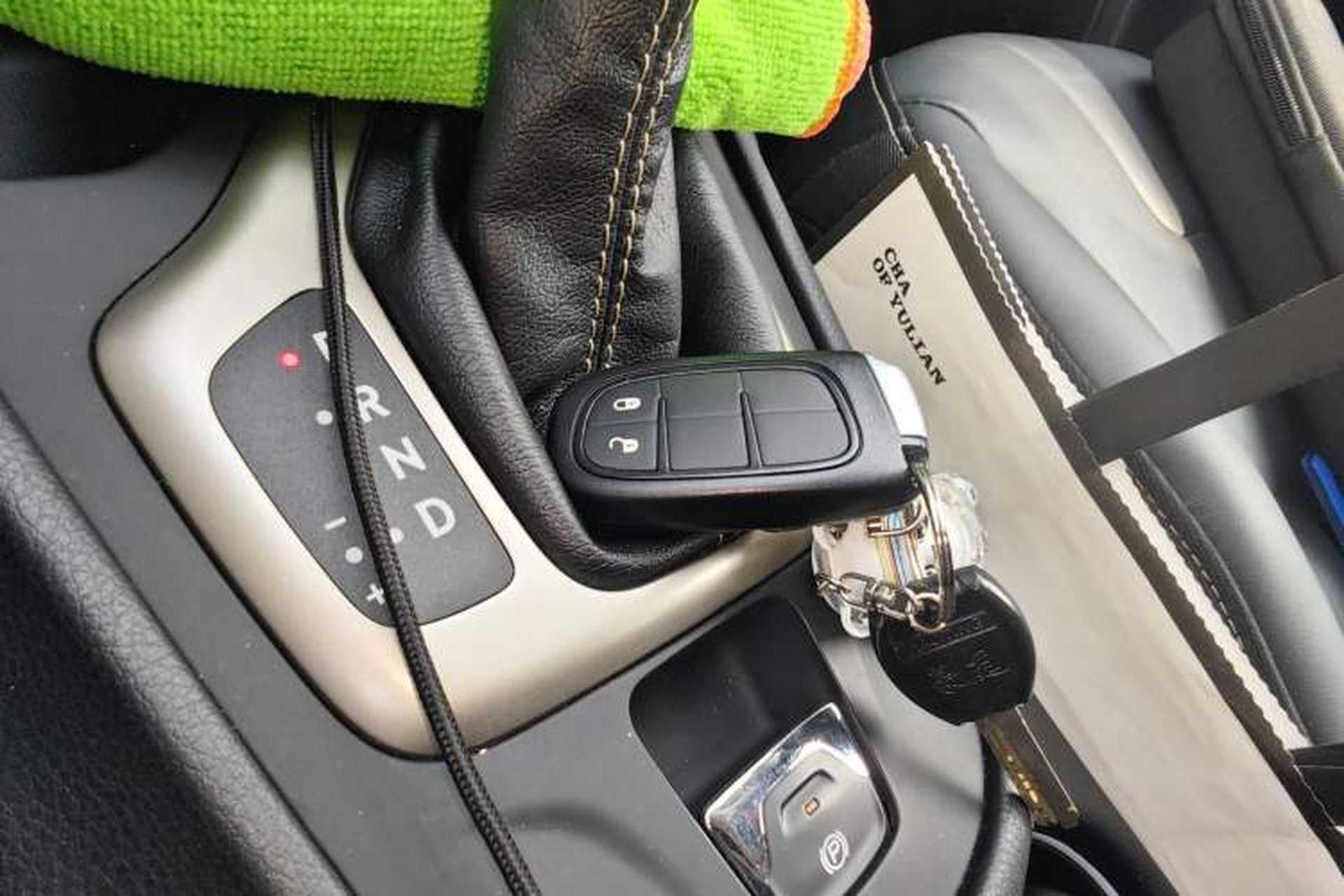 Used Jeep Cherokee 2016 2.0L Superior Edition Interior 1