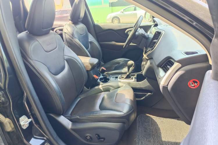 Used Jeep Cherokee 2016 2.4L Leading Edition Interior 11