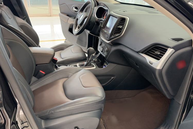 Used Jeep Cherokee 2016 2.4L Professional Smart Version Interior 12