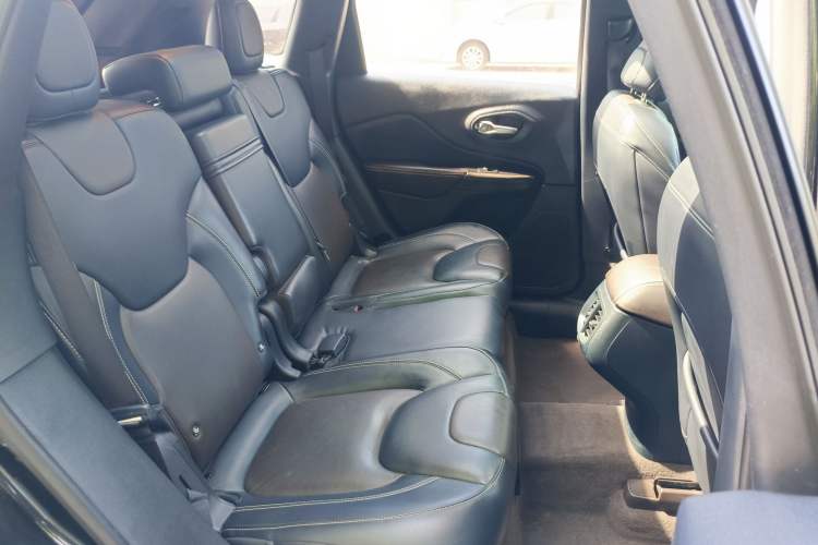 Used Jeep Cherokee 2016 2.4L Leading Edition Interior 12