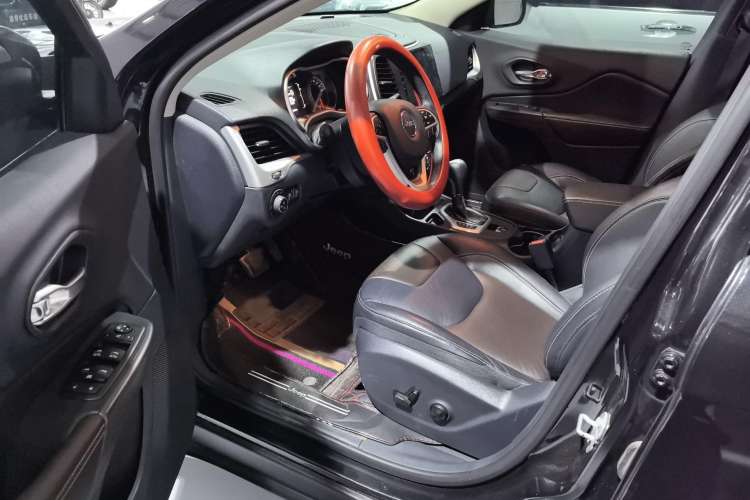 Used Jeep Cherokee 2016 2.4L Leading Edition Interior 2