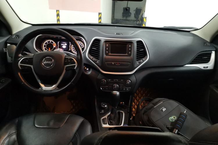 Used Jeep Cherokee 2016 2.4L Professional Edition Interior 2