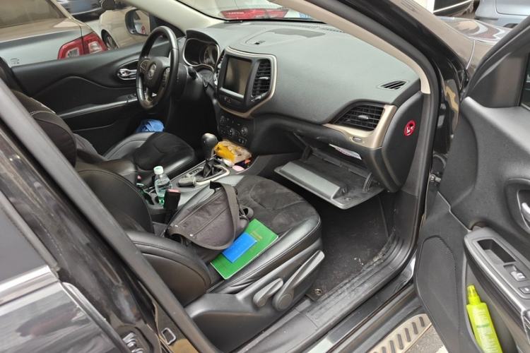 Used Jeep Cherokee 2016 2.0L Leading Edition Interior 2
