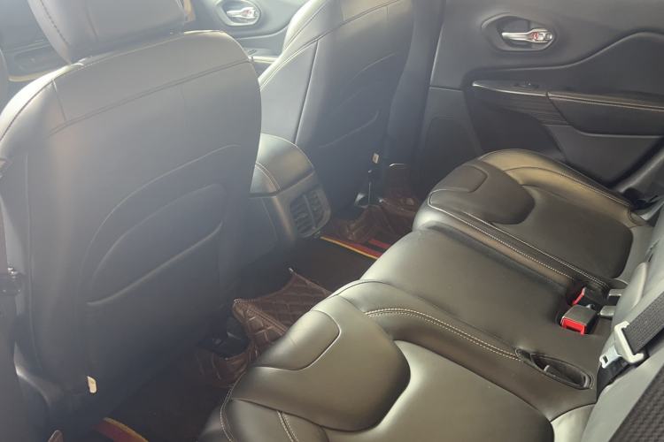 Used Jeep Cherokee 2016 2.4L Professional Edition Interior 2