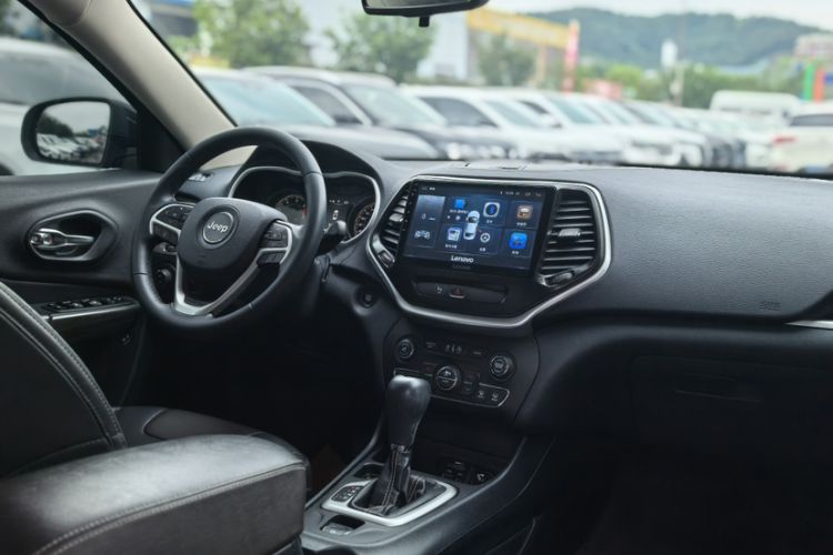 Used Jeep Cherokee 2016 2.4L Leading Edition Interior 2