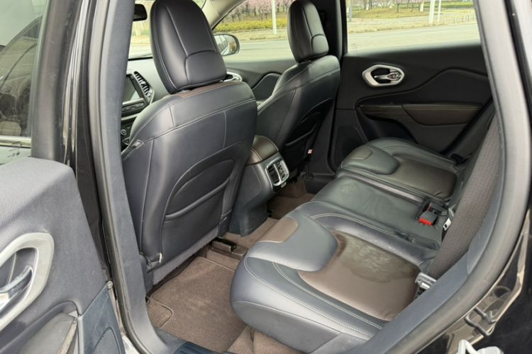 Used Jeep Cherokee 2016 2.4L Professional Edition Interior 2