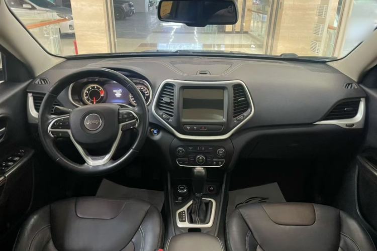 Used Jeep Cherokee 2016 2.4L Superior Edition Interior 2