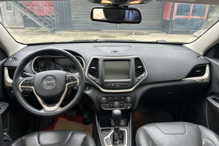 Used Jeep Cherokee 2016 2.0L Superior Edition Interior 2
