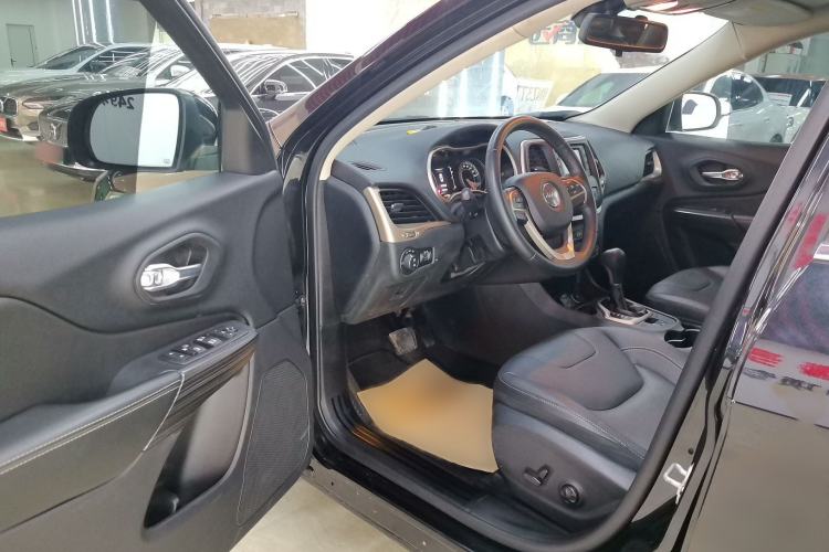 Used Jeep Cherokee 2016 2.4L Leading Edition Interior 2