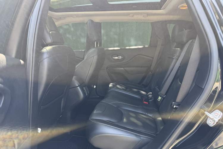 Used Jeep Cherokee 2016 2.4L Leading Edition Interior 2