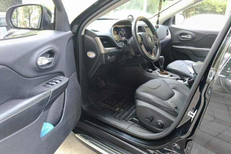 Used Jeep Cherokee 2016 2.4L Professional Smart Version Interior 3