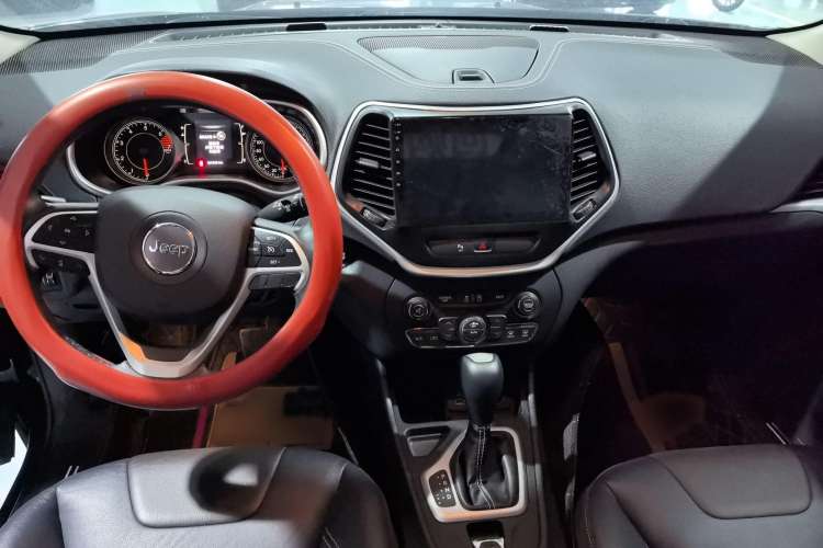 Used Jeep Cherokee 2016 2.4L Leading Edition Interior 3