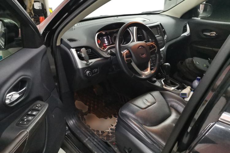 Used Jeep Cherokee 2016 2.4L Professional Edition Interior 3