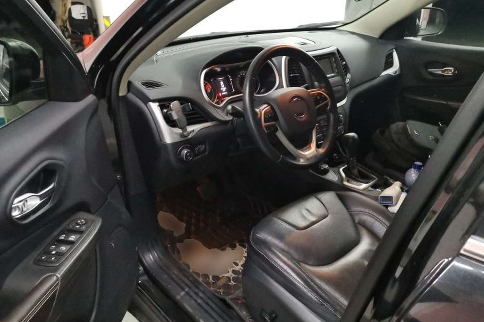 Used Jeep Cherokee 2016 2.4L Professional Edition Interior 3