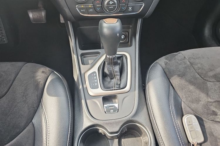 Used Jeep Cherokee 2016 2.0L Leading Edition Interior 3