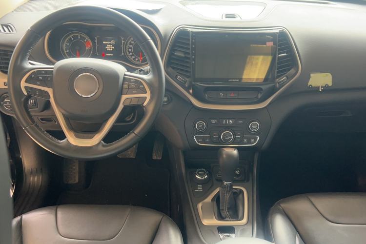 Used Jeep Cherokee 2016 2.4L Professional Edition Interior 3