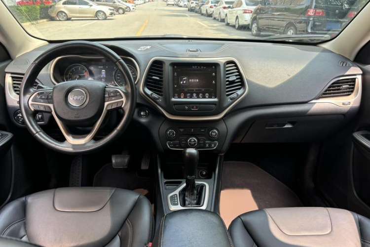 Used Jeep Cherokee 2016 2.0L Smart Version Interior 3