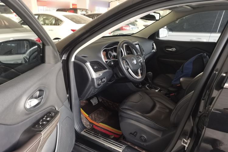 Used Jeep Cherokee 2016 2.4L Professional Smart Version Interior 3