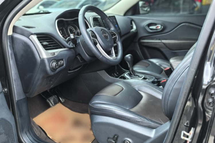 Used Jeep Cherokee 2016 2.4L Leading Edition Interior 3