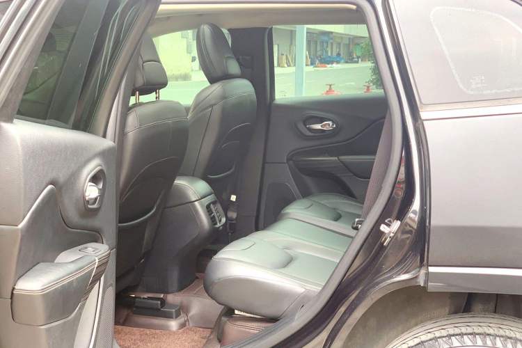 Used Jeep Cherokee 2016 2.4L Leading Edition Interior 3