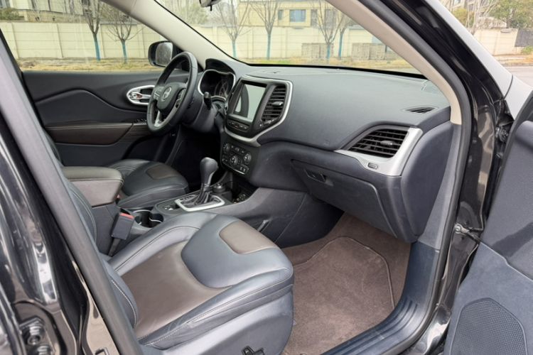 Used Jeep Cherokee 2016 2.4L Professional Edition Interior 3