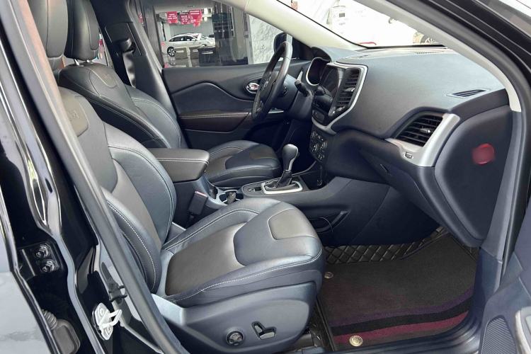 Used Jeep Cherokee 2016 2.4L Leading Edition Interior 3