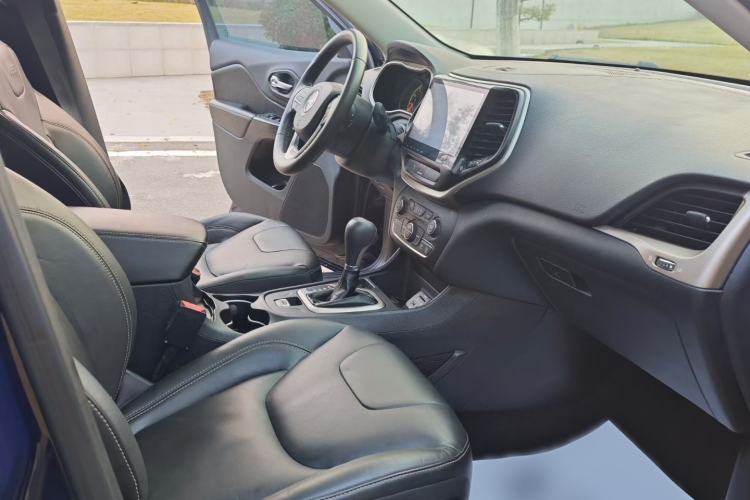 Used Jeep Cherokee 2016 2.4L Leading Edition Interior 3