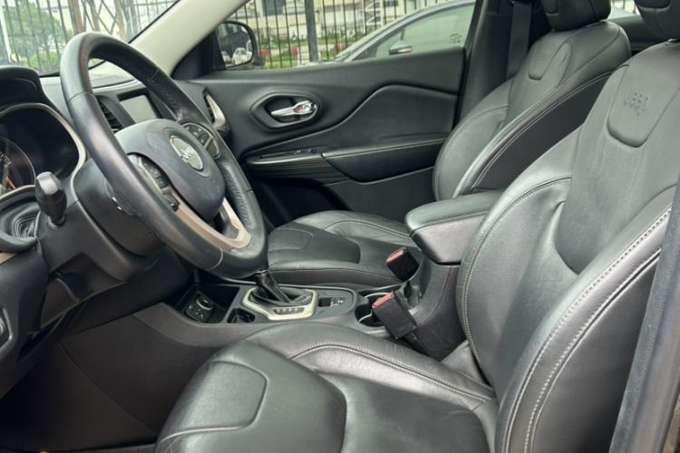 Used Jeep Cherokee 2016 2.0L Superior Edition Interior 3
